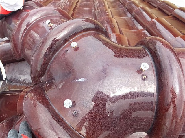 棟瓦の釘が浮き上がって抜けそうになっている